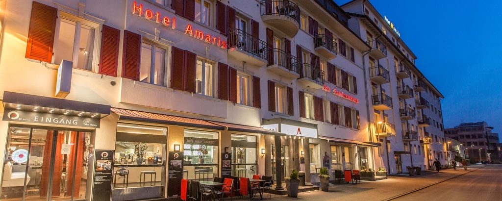Einladender Hoteleingang des Hotel Amaris in Olten am Abend.